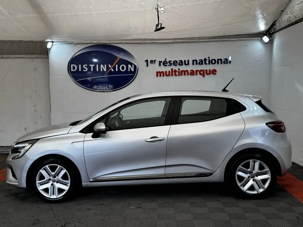 Profil droit d'une Renault Clio Business TCe 90 gris clair 2020, avec jantes alliage et poignées de porte couleur carrosserie.