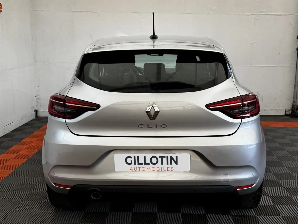 Vue arrière d'une Renault Clio Business TCe 90 gris clair, avec feux arrière LED et plaque d'immatriculation GILLOTIN.