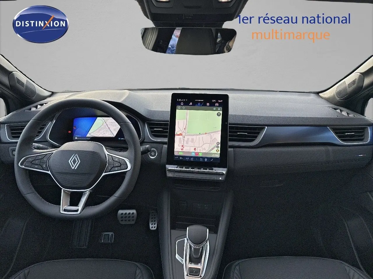 Vue intérieure avant du tableau de bord de la Renault Symbioz gris cassiopée avec écran tactile central et volant multifonction.