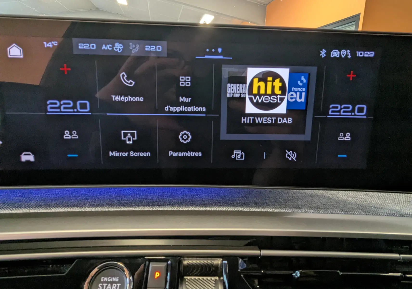 Écran tactile panoramique 21'' du Peugeot 3008 Hybrid noir, affichant la radio et les réglages climatiques.