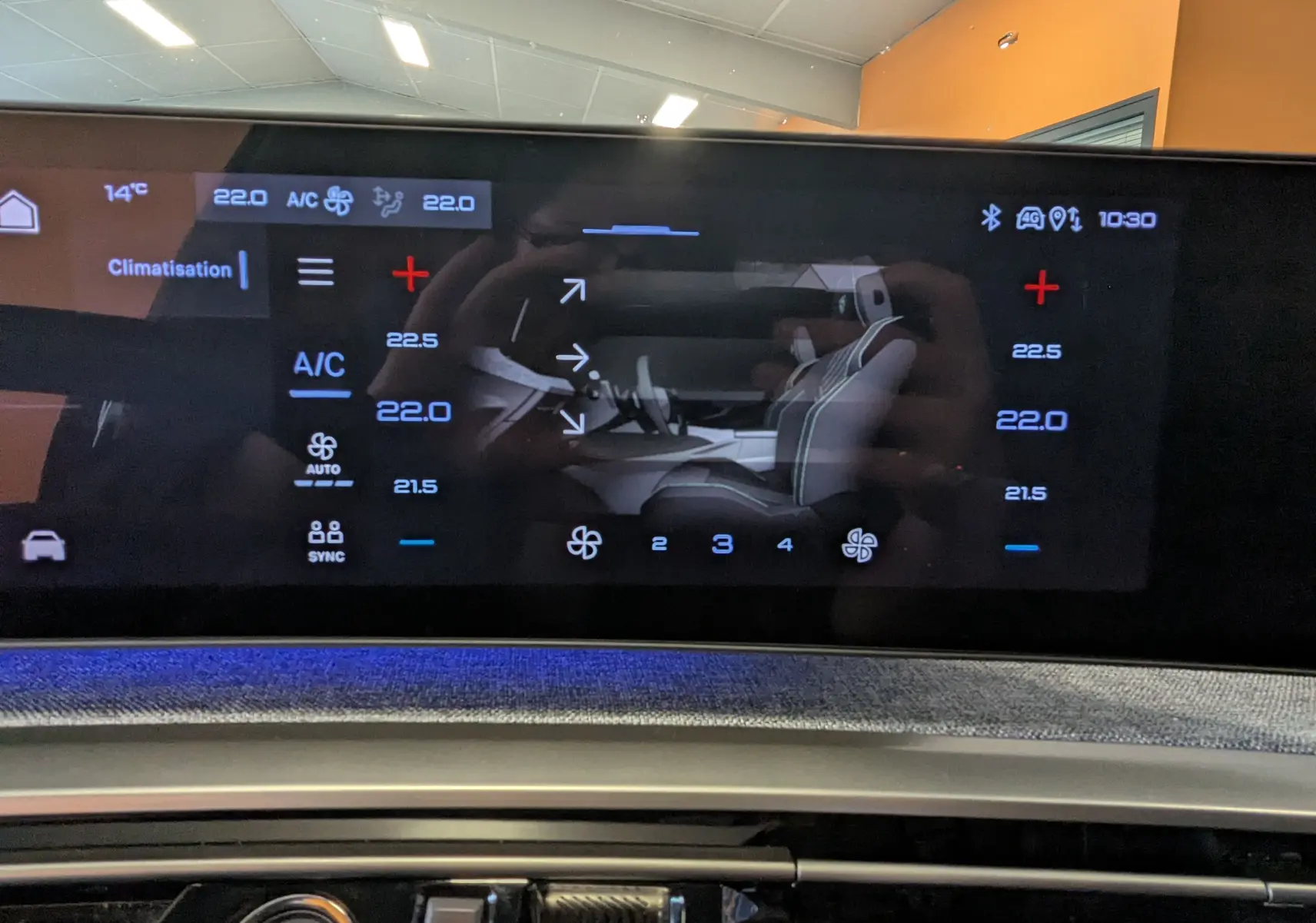 Écran tactile panoramique 21 pouces affichant la climatisation du Peugeot 3008 Hybrid 145 noir, vue intérieure frontale.