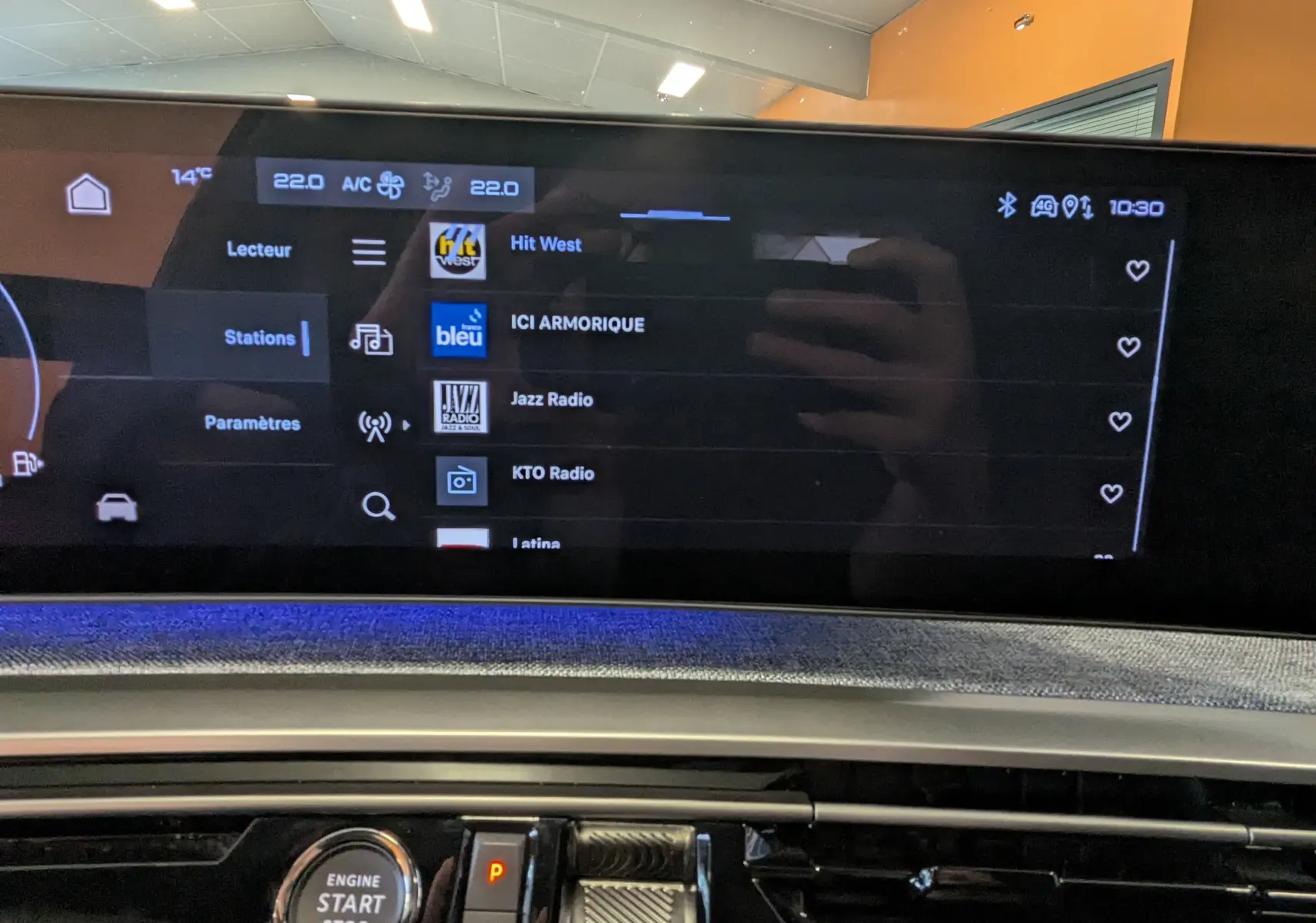 Gros plan sur l'écran tactile panoramique 21'' et la console centrale du Peugeot 3008 Hybrid noir, intérieur moderne avec éclairage d'ambiance.