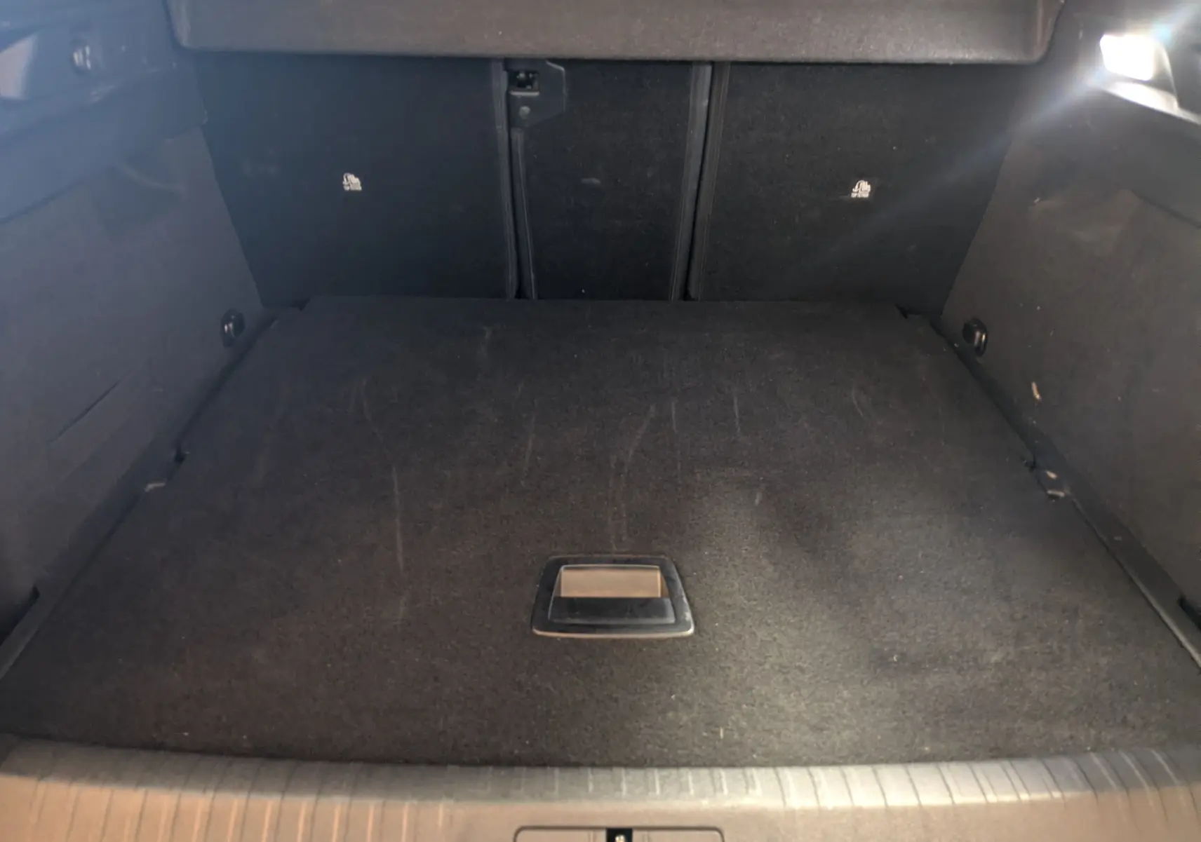 Vue intérieure du coffre noir du Peugeot 3008 Hybrid 145 e-DCS6 Allure 2025, espace de chargement propre et spacieux.