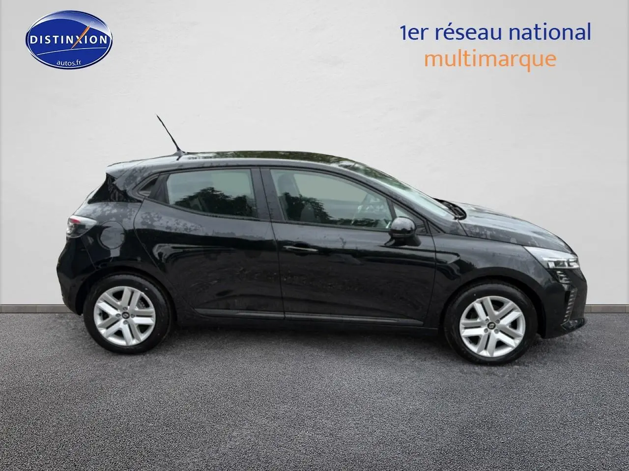 Profil droit de la Renault Clio V noire 2026 avec jantes argentées et poignées ton carrosserie visibles.