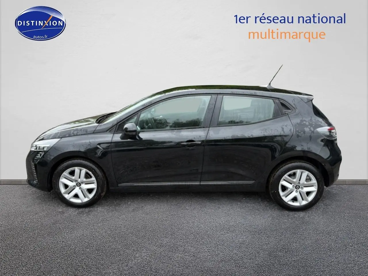 Profil côté gauche de la Renault Clio V noire 2026 avec jantes argentées sur fond neutre.