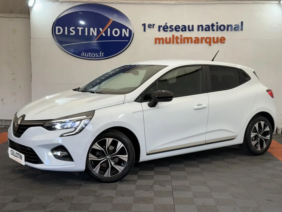 Renault Clio Evolution TCe 100 GPL blanc vue 3/4 avant droit, avec jantes alliage et rétroviseurs noirs.