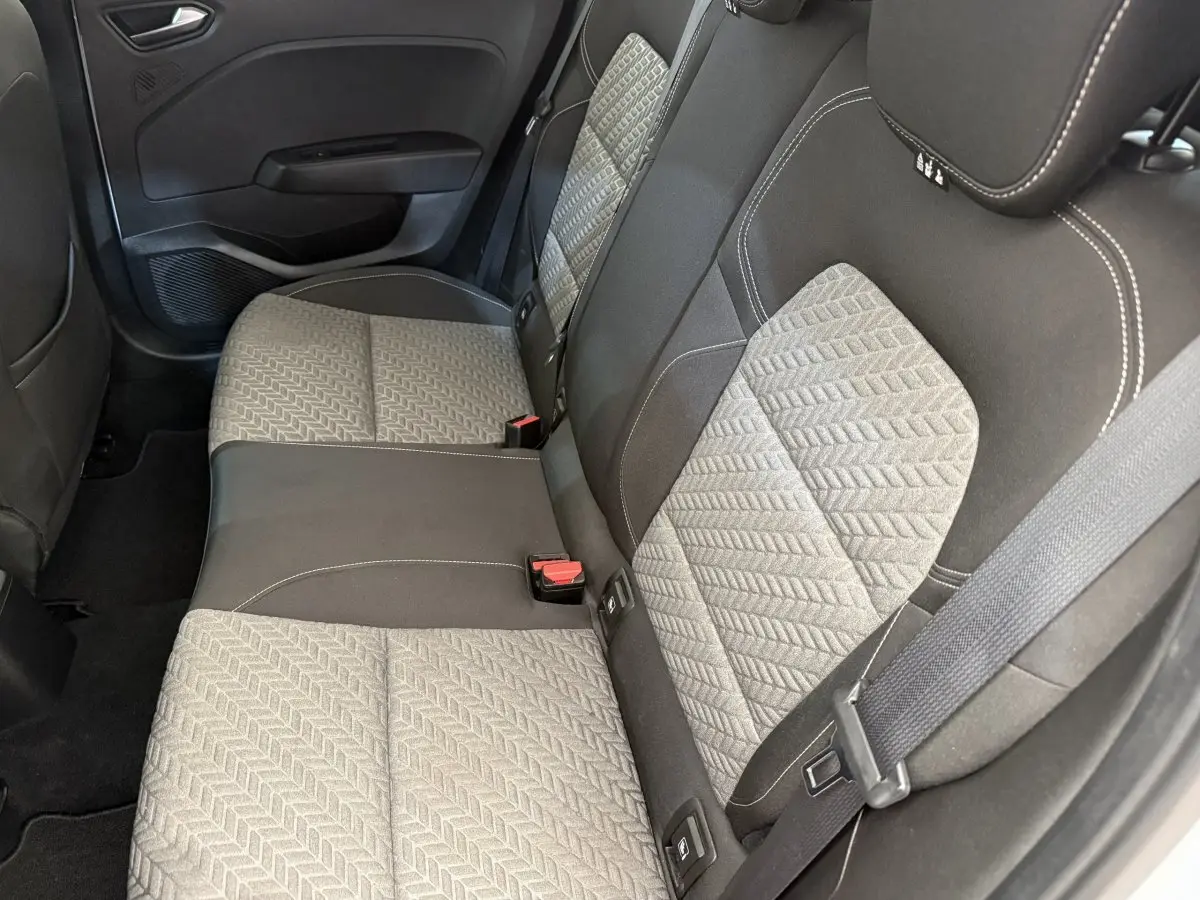Vue intérieure côté droit sur la banquette arrière gris clair et noir de la Renault Clio Evolution TCe 100 GPL 2023.