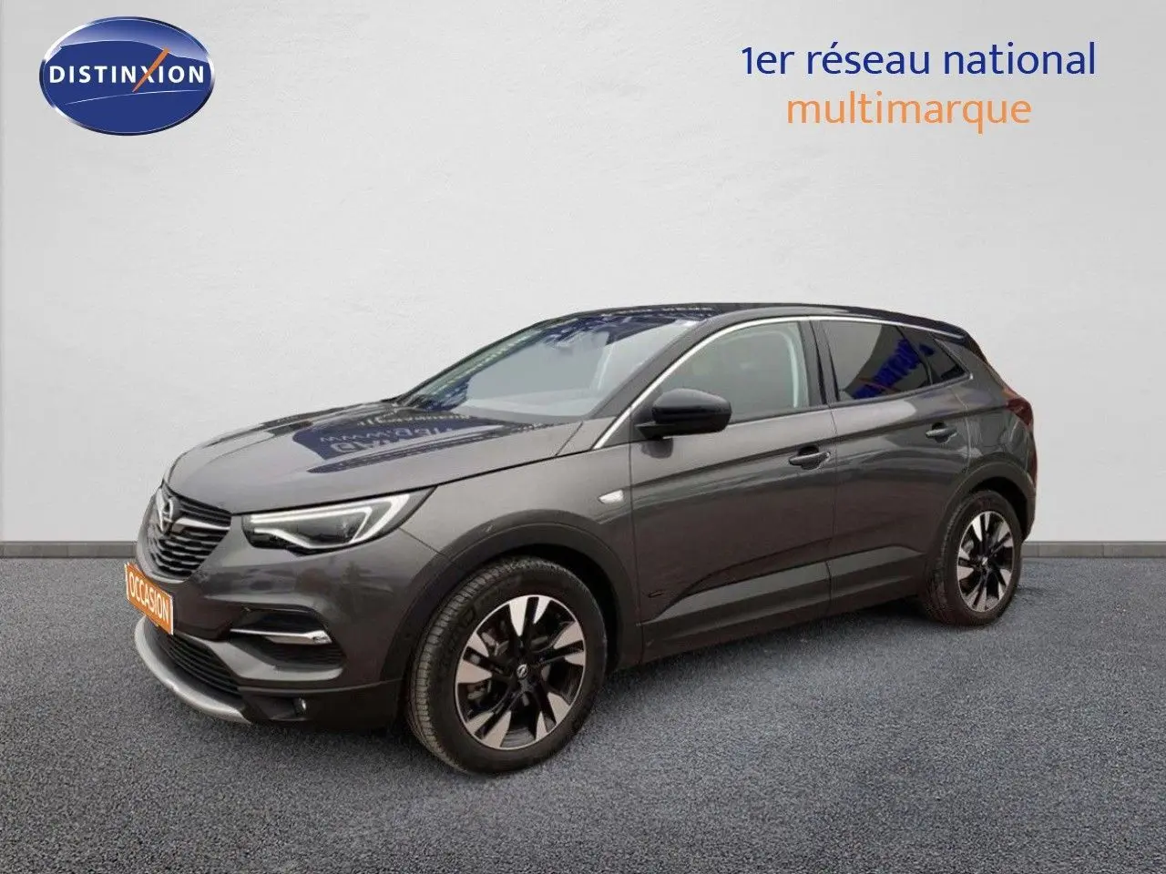 Opel Grandland X gris Moai métal en 3/4 avant droit, SUV hybride rechargeable avec jantes bicolores distinctives.
