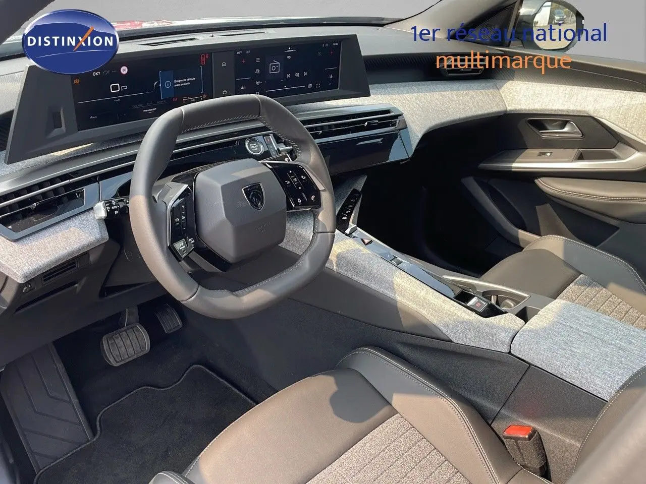 Vue intérieure côté conducteur du Peugeot 3008 Hybrid 136ch Allure 2025, avec tableau de bord numérique et sellerie gris clair.
