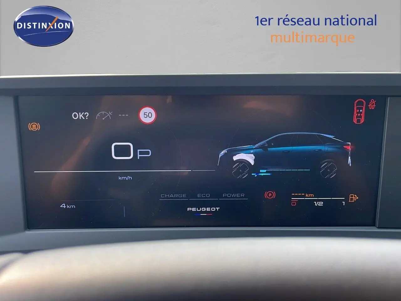 Tableau de bord numérique du Peugeot 3008 Hybrid 136ch en gris Artense, affichant la vitesse et l'autonomie.