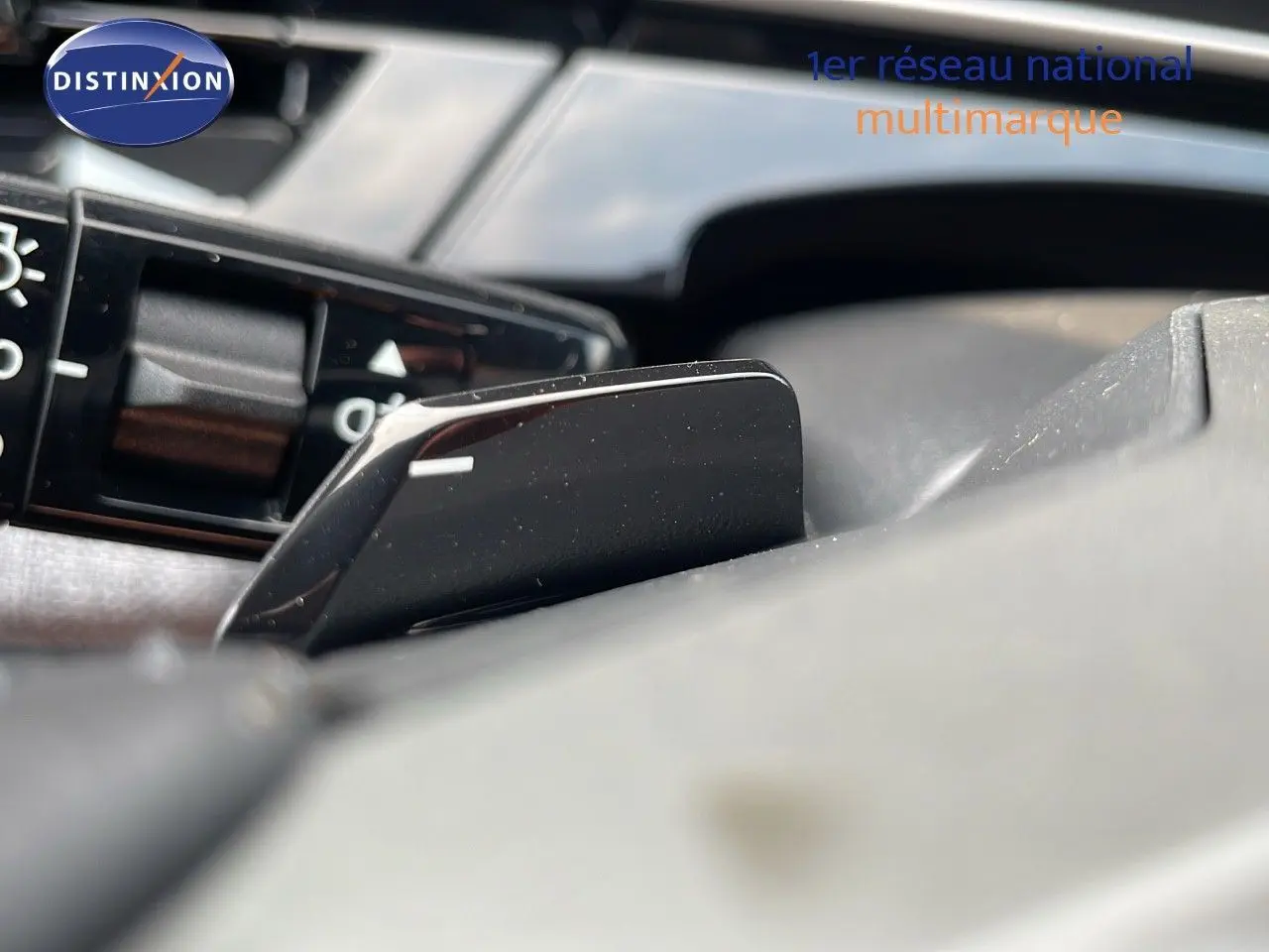 Gros plan sur la palette de changement de vitesse noire dans l'habitacle du Peugeot 3008 Hybrid gris Artense Metal.