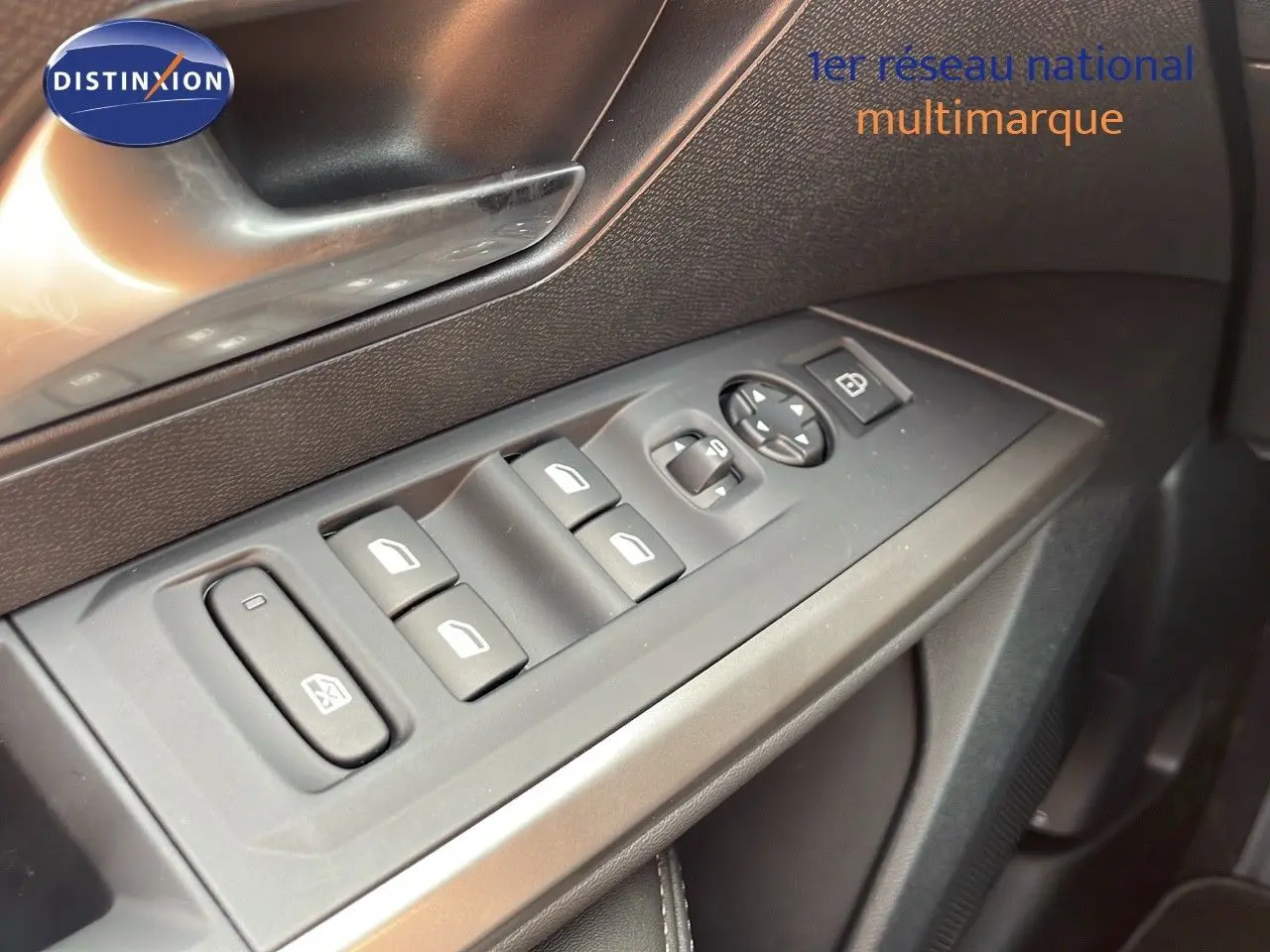 Vue rapprochée des commandes de lève-vitres et rétroviseurs sur la porte côté gauche d’un Peugeot 3008 gris Artense 2025.