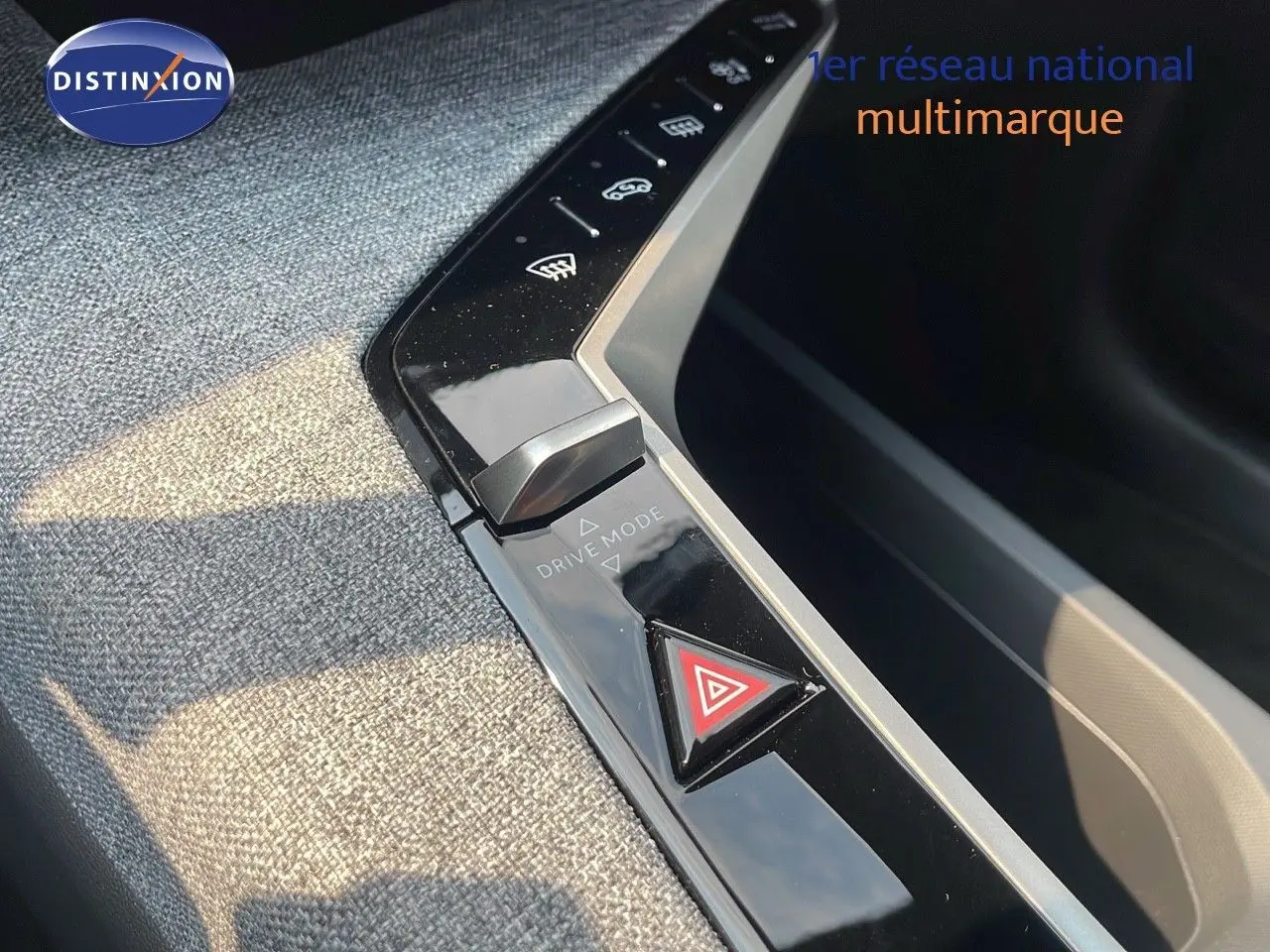 Gros plan sur la console centrale du Peugeot 3008 gris Artense, mettant en valeur le bouton de mode de conduite et les commandes.