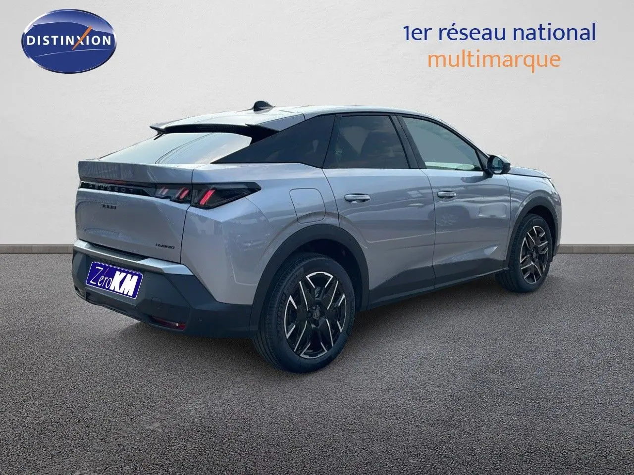 Vue 3/4 arrière droite d'un Peugeot 3008 Hybrid gris Artense métallisé avec jantes noires et toit noir.