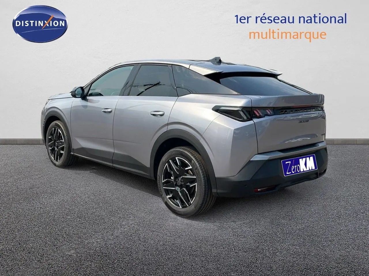 Vue 3/4 arrière droite d'un Peugeot 3008 Hybrid gris Artense métallisé avec jantes noires bicolores.