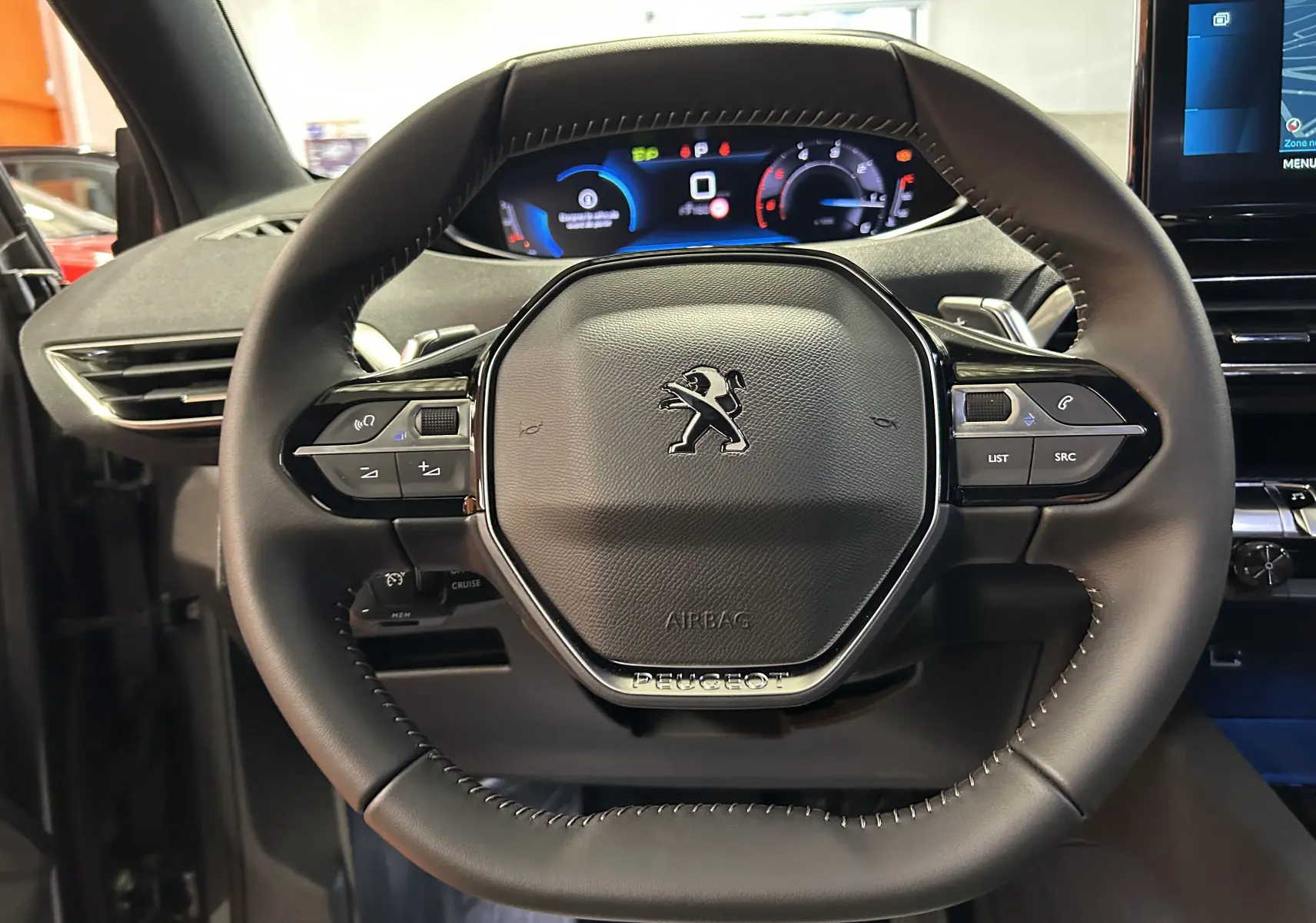 Volant cuir noir du Peugeot 5008 2024 BlueHDi 130 EAT8 Allure Pack avec commandes intégrées et tableau de bord digital.