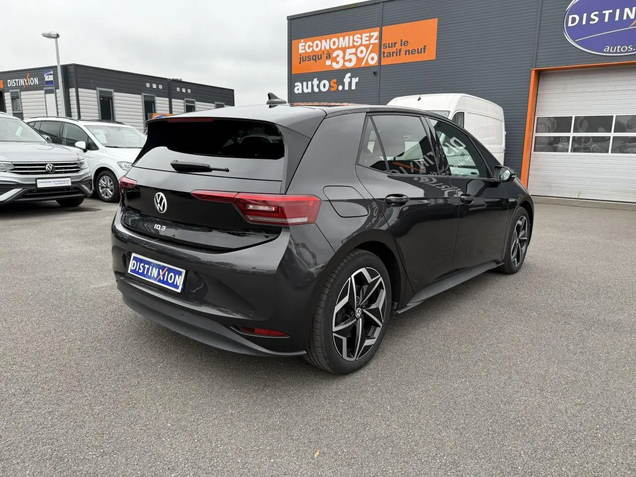 Volkswagen ID.3 Pro S gris manganèse vue 3/4 arrière droit avec jantes bi-colores et feux LED séquentiels.