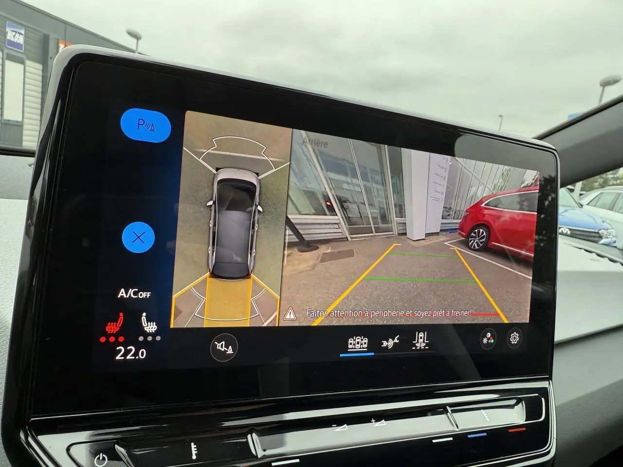 Écran central du Volkswagen ID.3 Pro S montrant la caméra 360° avec vue arrière et latérale en stationnement.