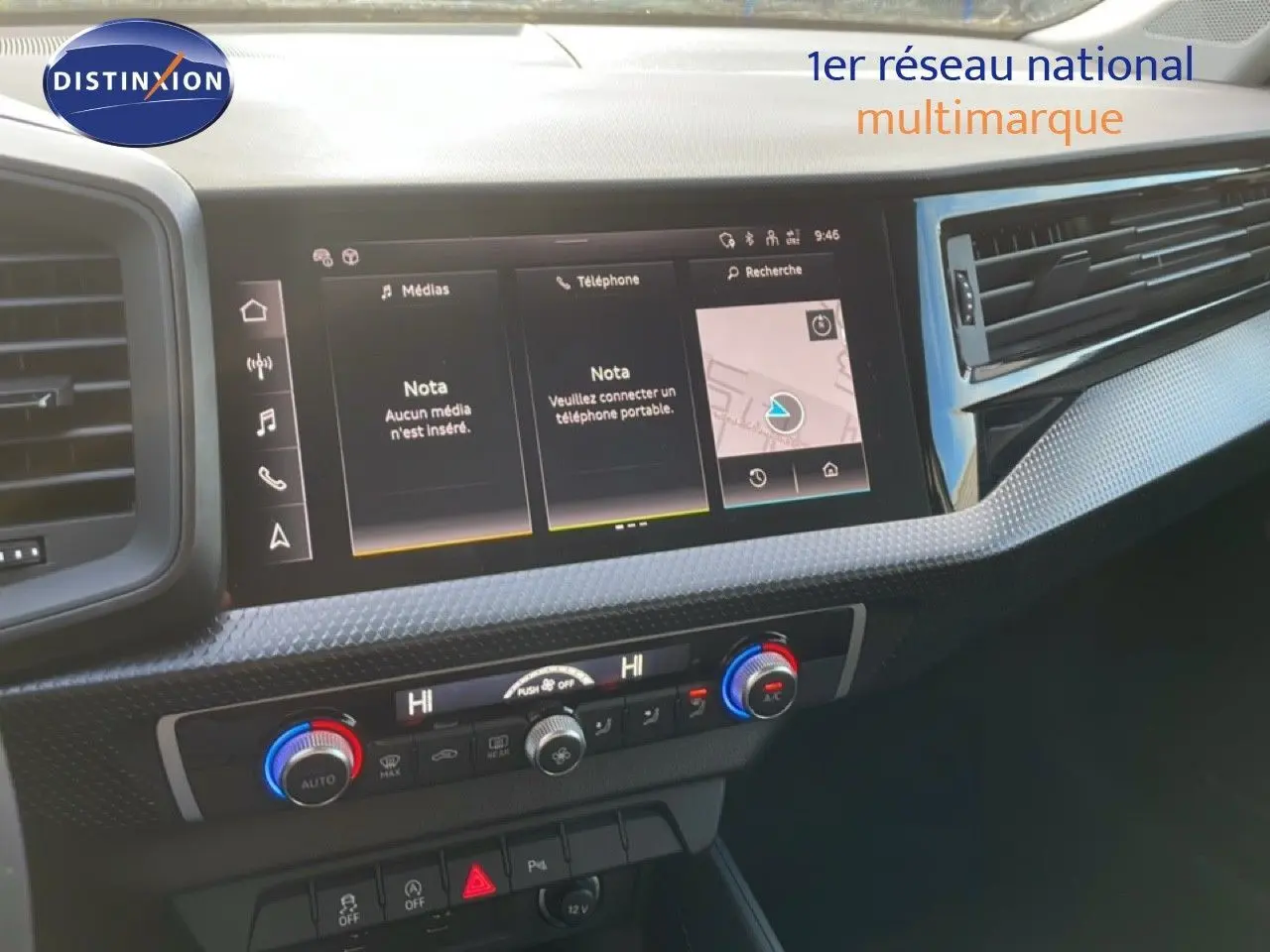 Gros plan sur les commandes audio et téléphone au volant d'un Audi A1 Sportback blanc glacier 2023.