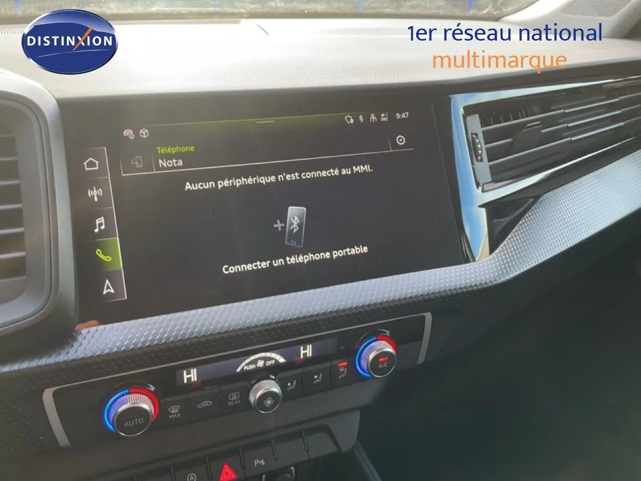 Gros plan sur les commandes des vitres électriques et rétroviseurs d'une Audi A1 Sportback blanche, côté conducteur.