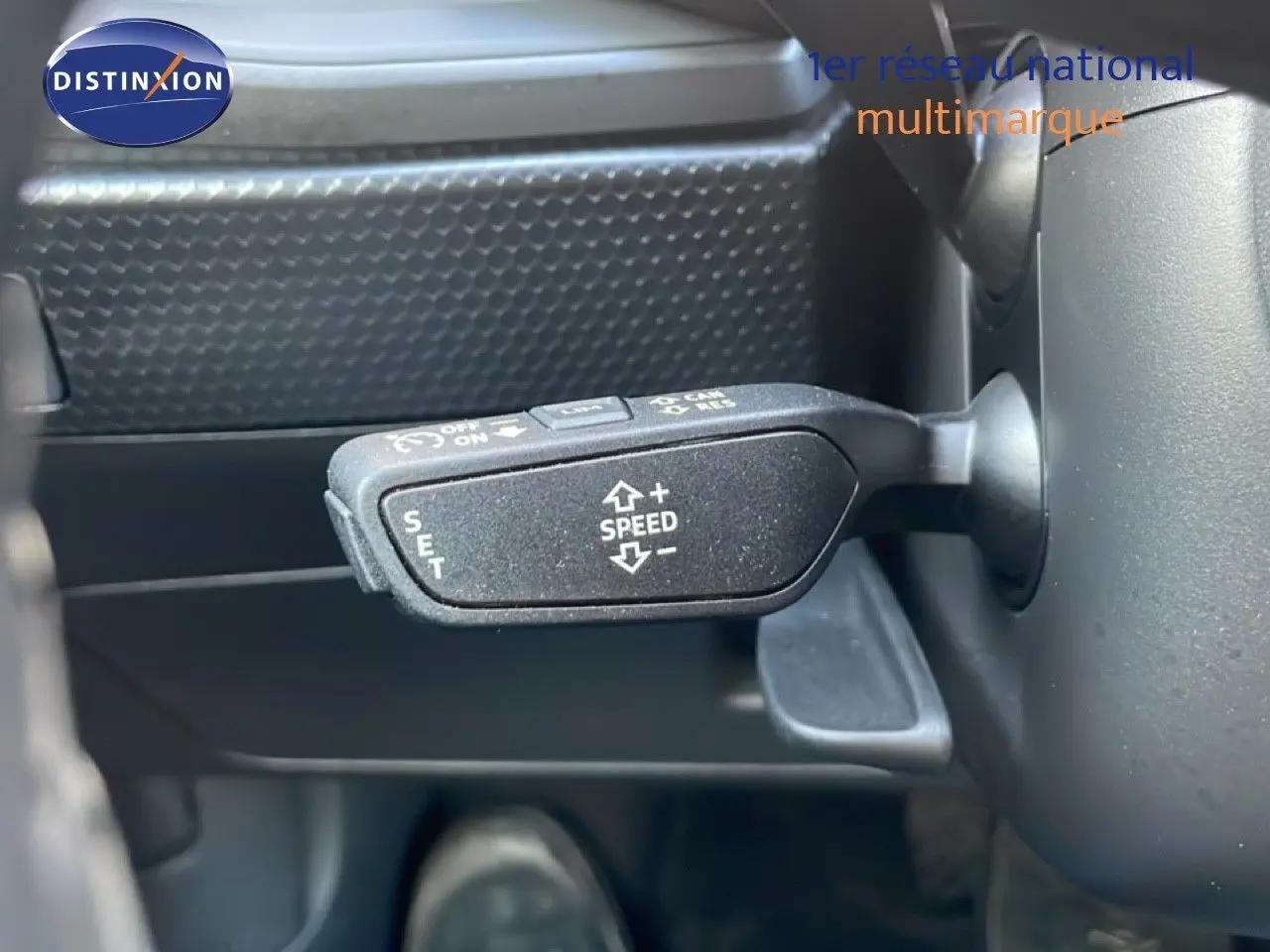 Tableau de bord de l'Audi A1 Sportback 2023 avec écran tactile radio et commandes de climatisation visibles.