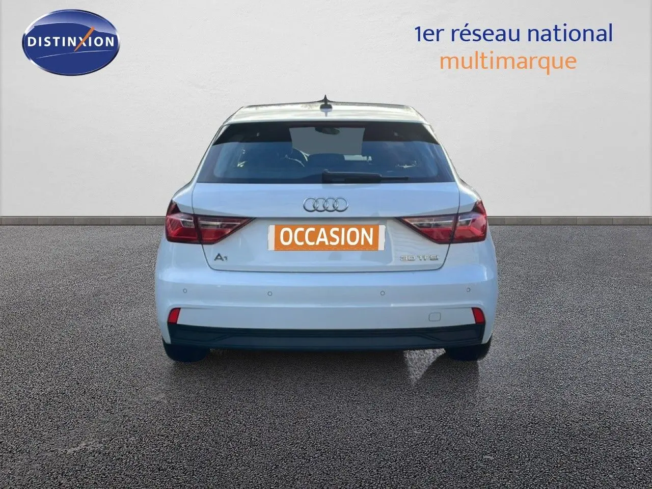 Intérieur de l'Audi A1 Sportback 2023 montrant la console centrale avec écran tactile GPS et commandes de climatisation.