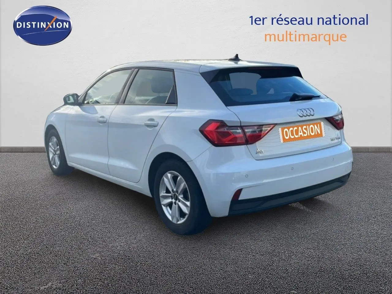 Profil latéral droit d'une Audi A1 Sportback 2023 en blanc glacier métal sur fond neutre.