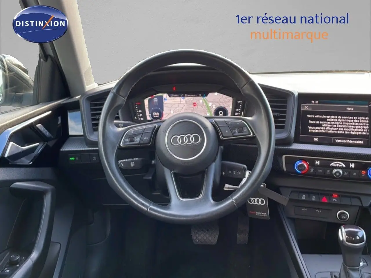 Audi A1 Sportback blanc glacier vue 3/4 arrière côté droit sur fond neutre, avec jantes alliage 15 pouces.