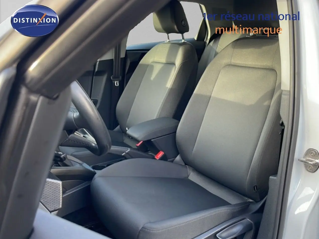 Vue arrière d'une Audi A1 Sportback blanche glacier métal de 2023 avec feux rouges et plaque "OCCASION" visible.