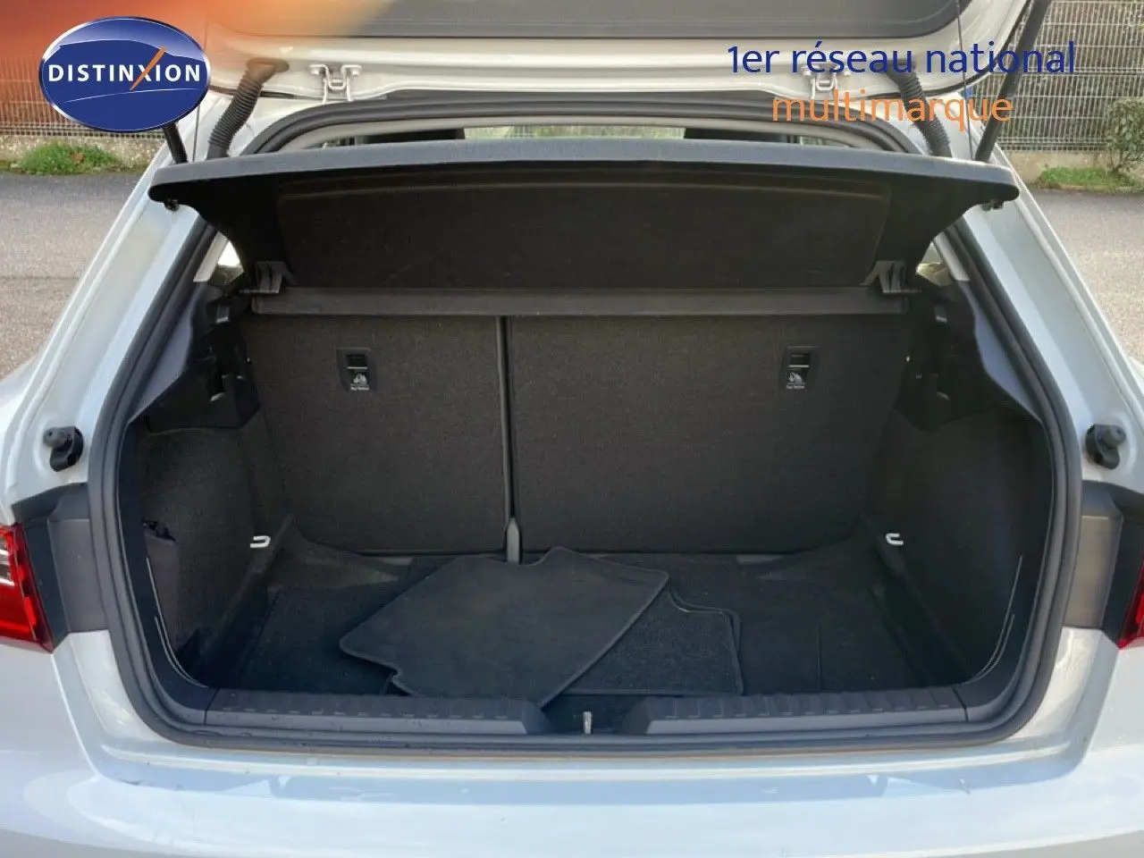 Profil côté gauche d'une Audi A1 Sportback blanche glacier métal 5 portes de 2023 sur fond neutre.