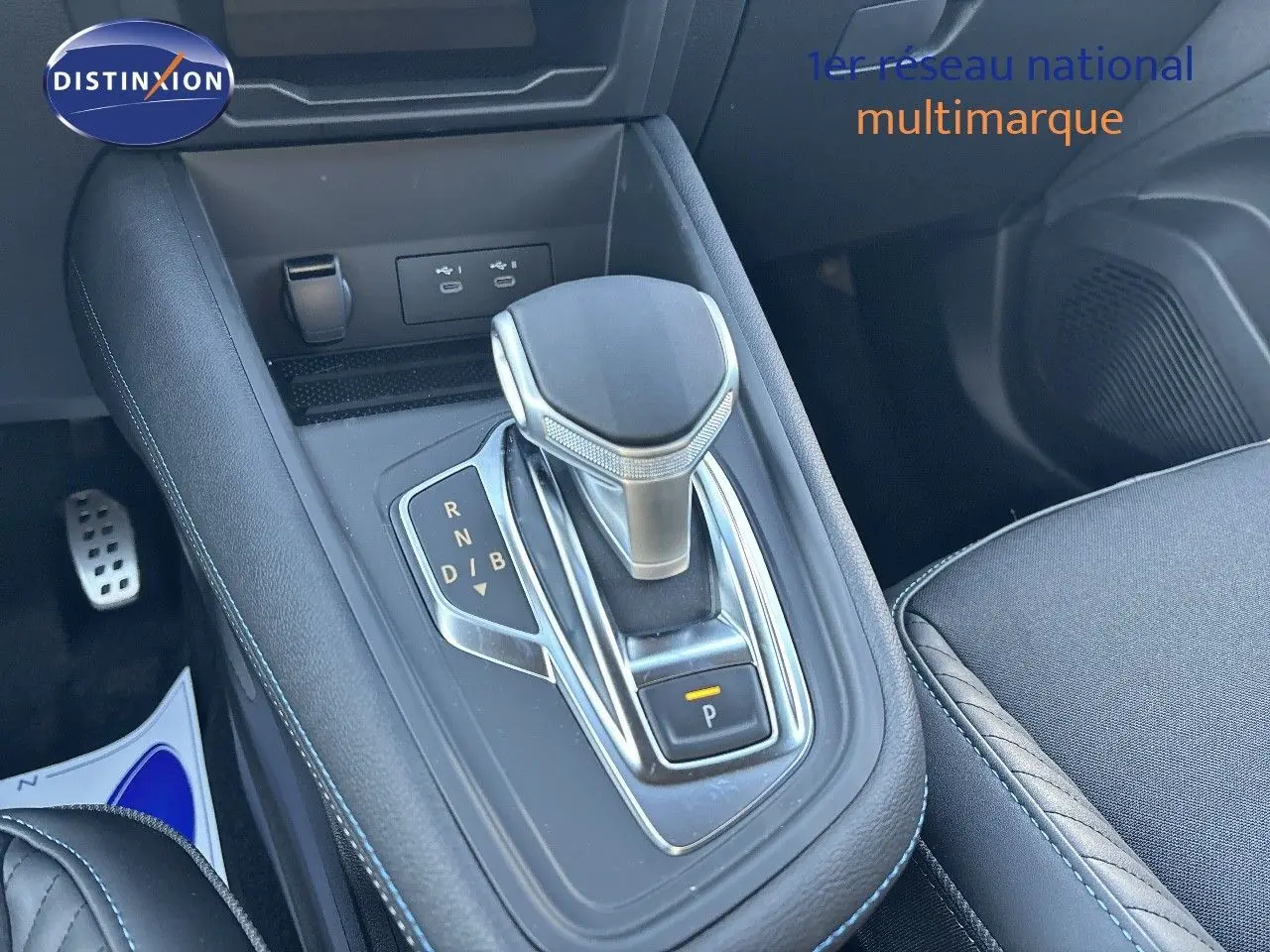 Le levier de vitesses automatique de la Renault SYMBIOZ noir étoile métal, vue rapprochée de la console centrale.