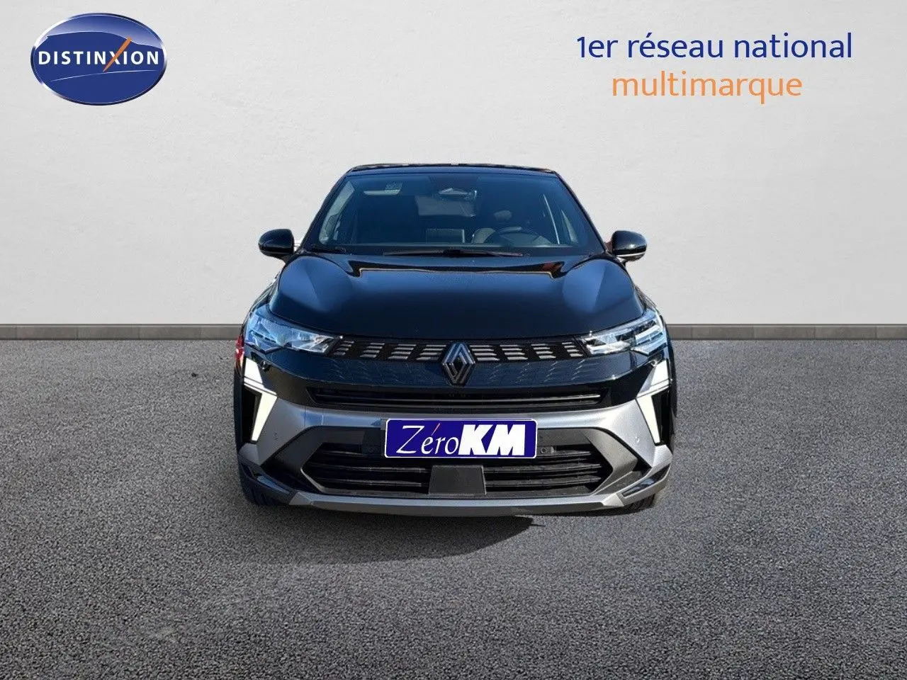 Vue frontale d'une Renault Symbioz noire étoile métal 2025 avec calandre moderne et éclairage LED distinctif.