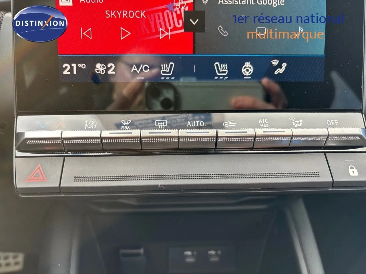 Gros plan sur la console centrale du Renault Symbioz noir étoile métal, mettant en valeur les commandes climatisation et écran tactile.