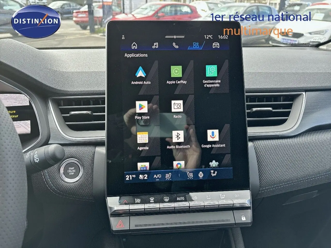 Vue intérieure centrée sur l'écran tactile vertical du tableau de bord du Renault Symbioz noir étoile métal de 2025