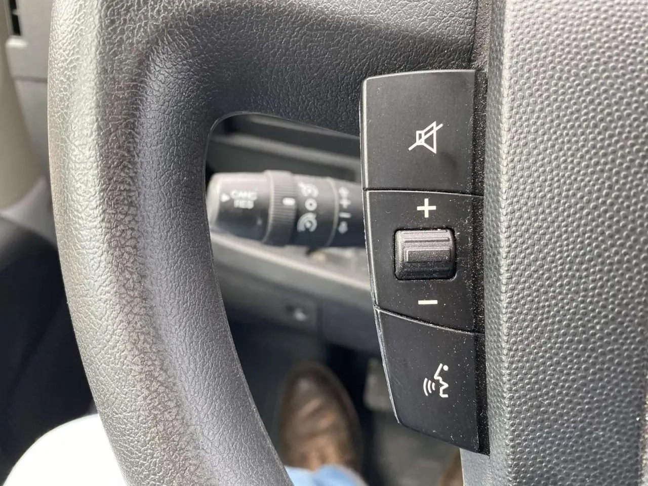 Gros plan sur les commandes de volume et de coupure du son au volant d’un Opel Movano Fourgon blanc, intérieur conducteur.