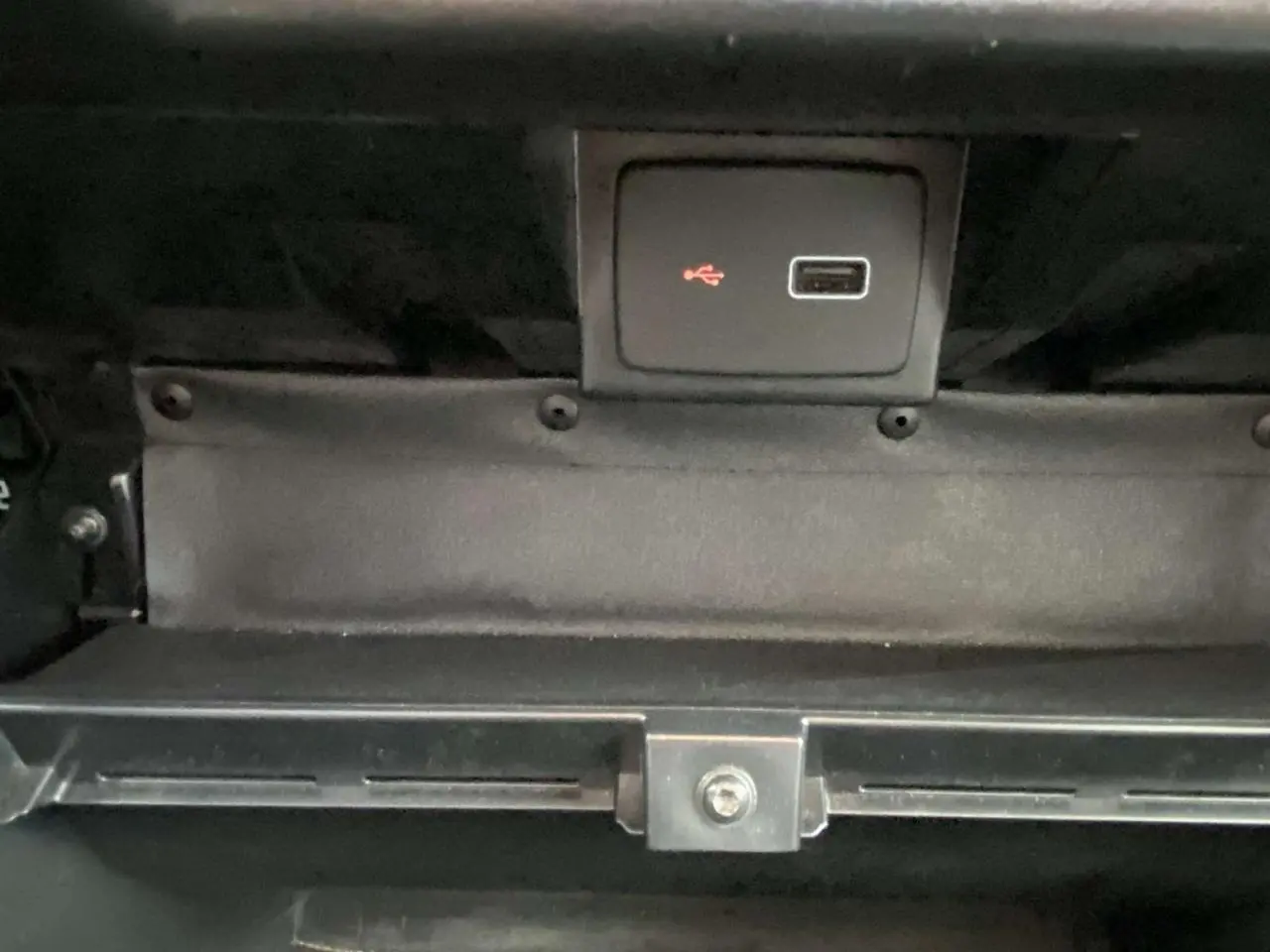 Gros plan sur la prise USB intégrée dans la boîte à gants de l’Opel Movano Fourgon blanc, version 2022.