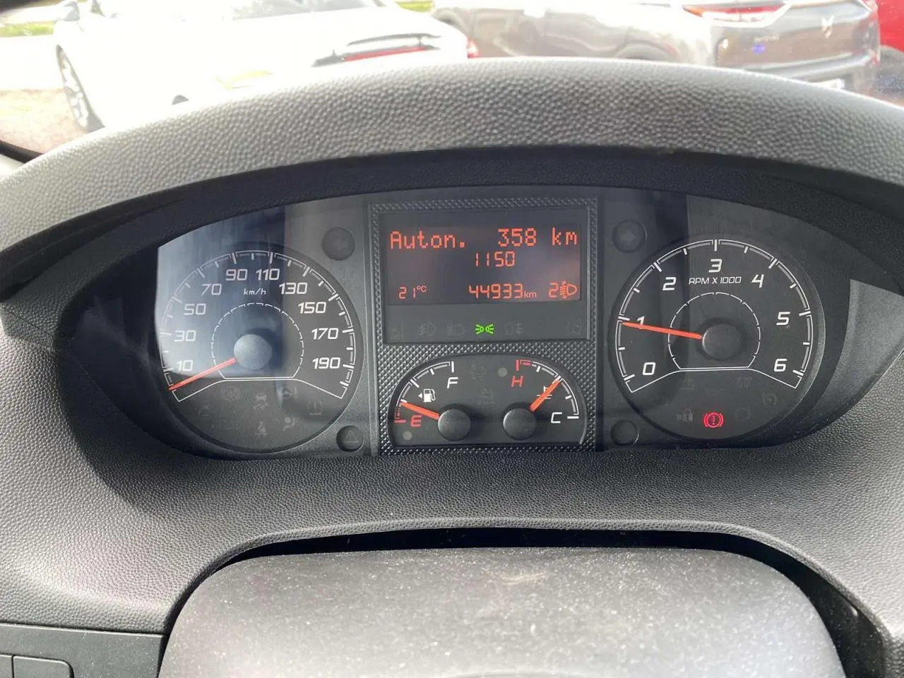 Vue rapprochée du tableau de bord de l'Opel Movano Fourgon 2022 montrant les compteurs et l'écran digital.