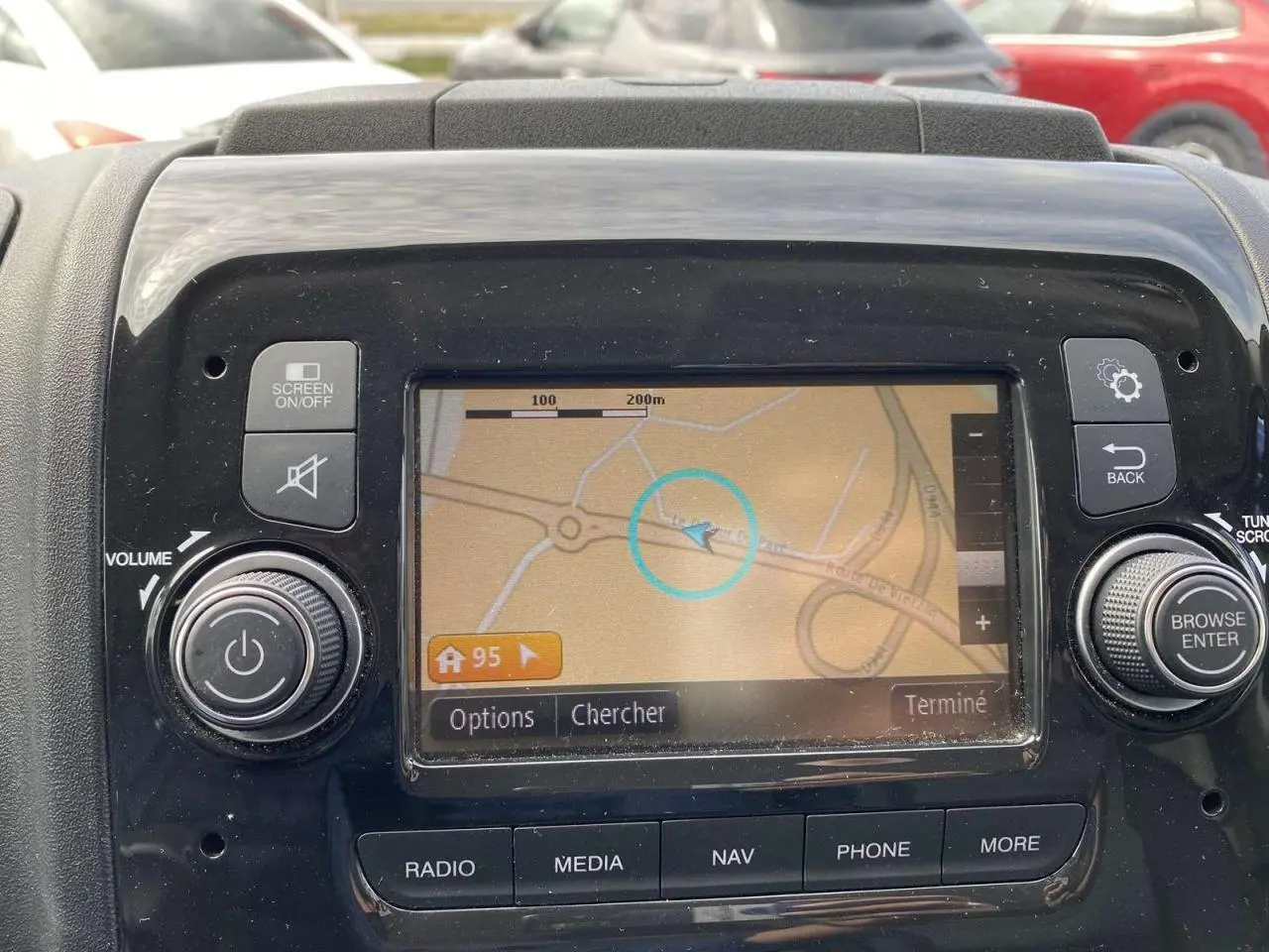 Écran GPS central du tableau de bord de l'Opel Movano Fourgon blanc, vue rapprochée intérieure.