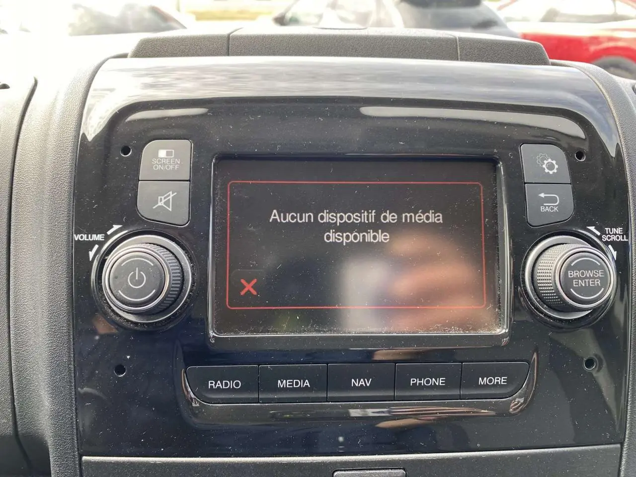 Tableau de bord de l'Opel Movano Fourgon blanc, vue rapprochée de l'écran multimédia affichant "Aucun dispositif de média disponible".