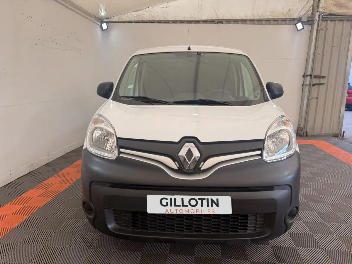 Vue avant d'un Renault Kangoo blanc avec pare-chocs noir mat et logo Renault bien visible au centre.