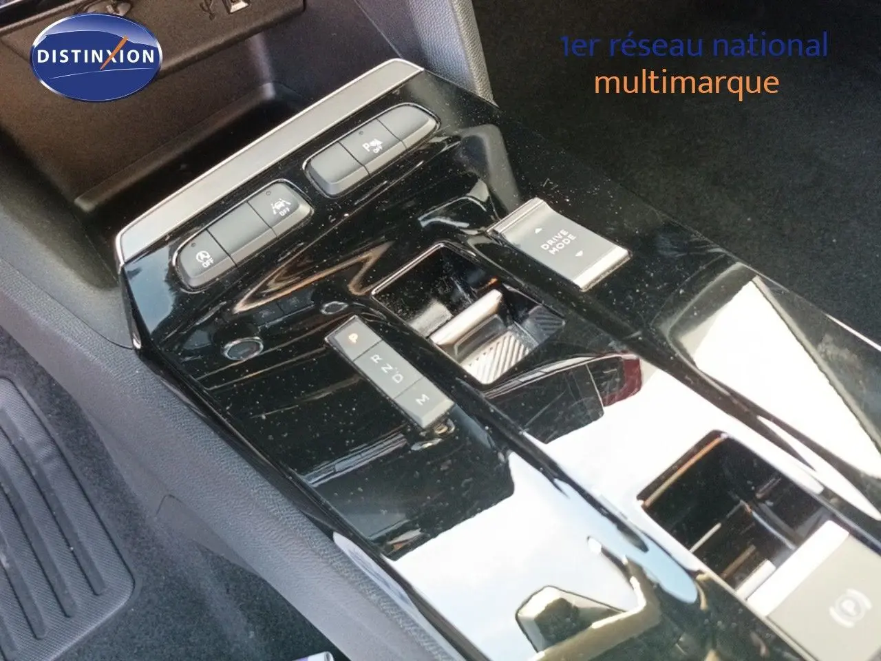 Gros plan sur la console centrale brillante de l'Opel Mokka GS Line 2022, avec commandes de boîte automatique et mode de conduite.