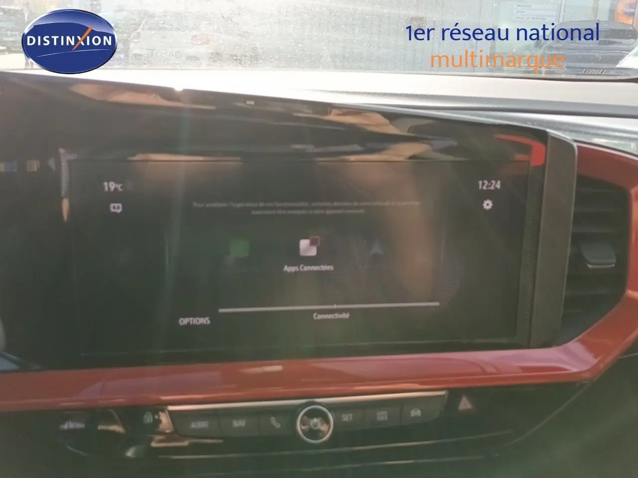 Écran tactile central du tableau de bord de l'Opel Mokka GS Line 2022 avec finition rouge brique et commandes intégrées.