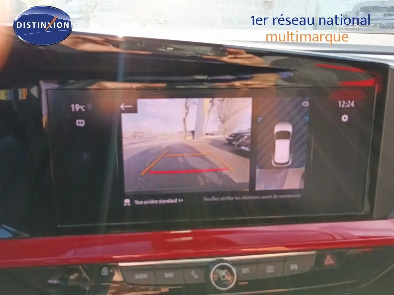 Écran central de l'Opel Mokka GS Line 2022 montrant la caméra de recul et la vue 360° en intérieur rouge brillant.