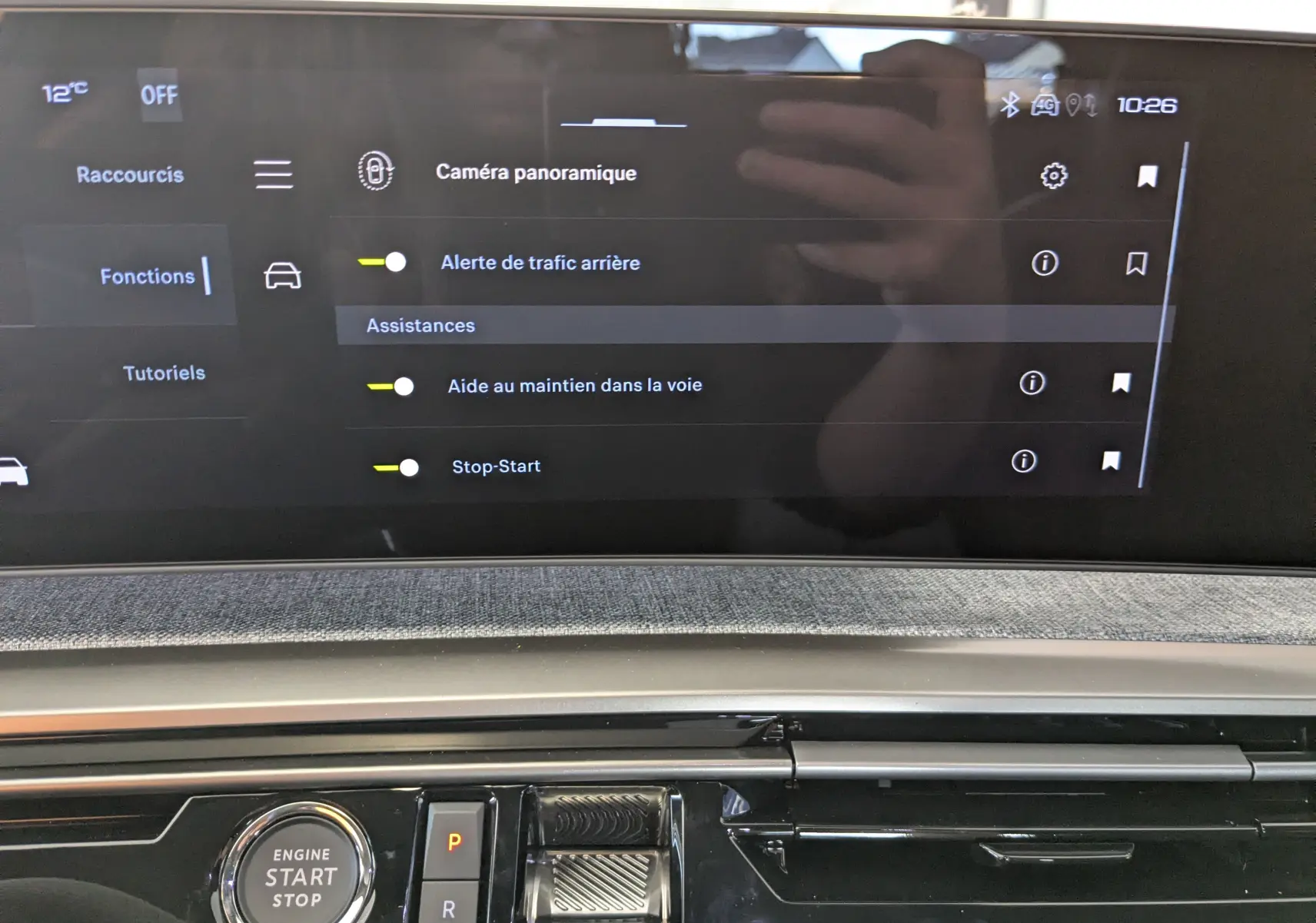 Écran tactile central du Peugeot 3008 blanc Okenite montrant les options d’assistance à la conduite.