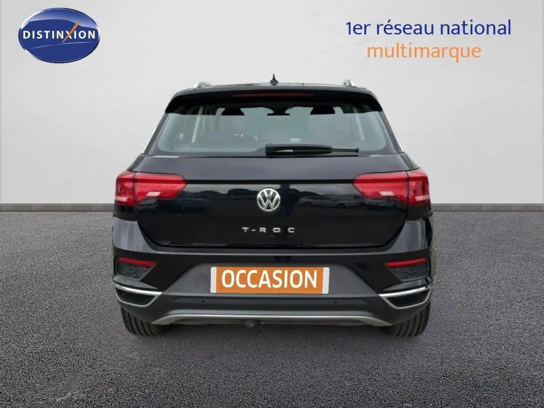 Vue arrière d'un Volkswagen T-Roc noir 2020 avec feux rouges et plaque d'immatriculation "OCCASION" visible.