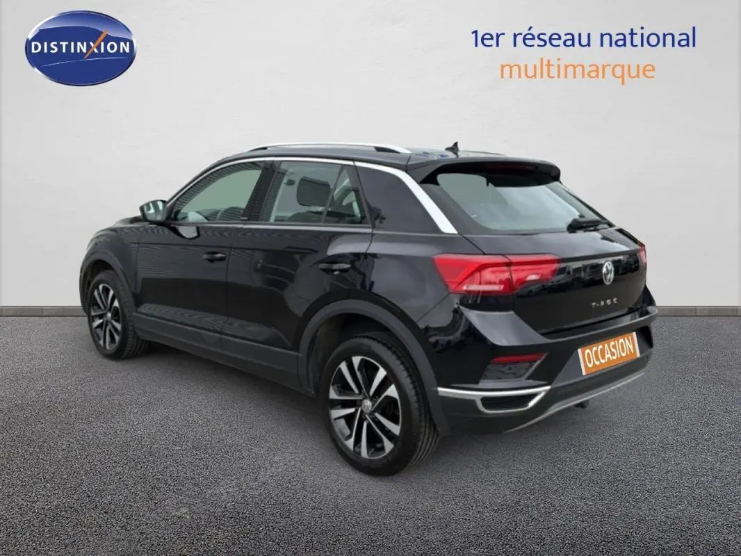 Vue 3/4 arrière droite d’un Volkswagen T-Roc noir 2020 avec jantes alliage 17 pouces et toit contrasté argent.