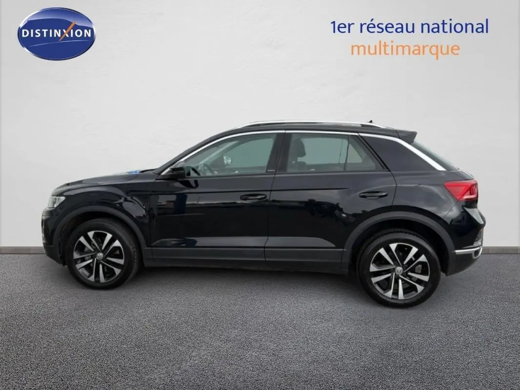Vue de profil côté gauche d’un Volkswagen T-Roc noir 2020 avec jantes alliage 17 pouces sur fond neutre.