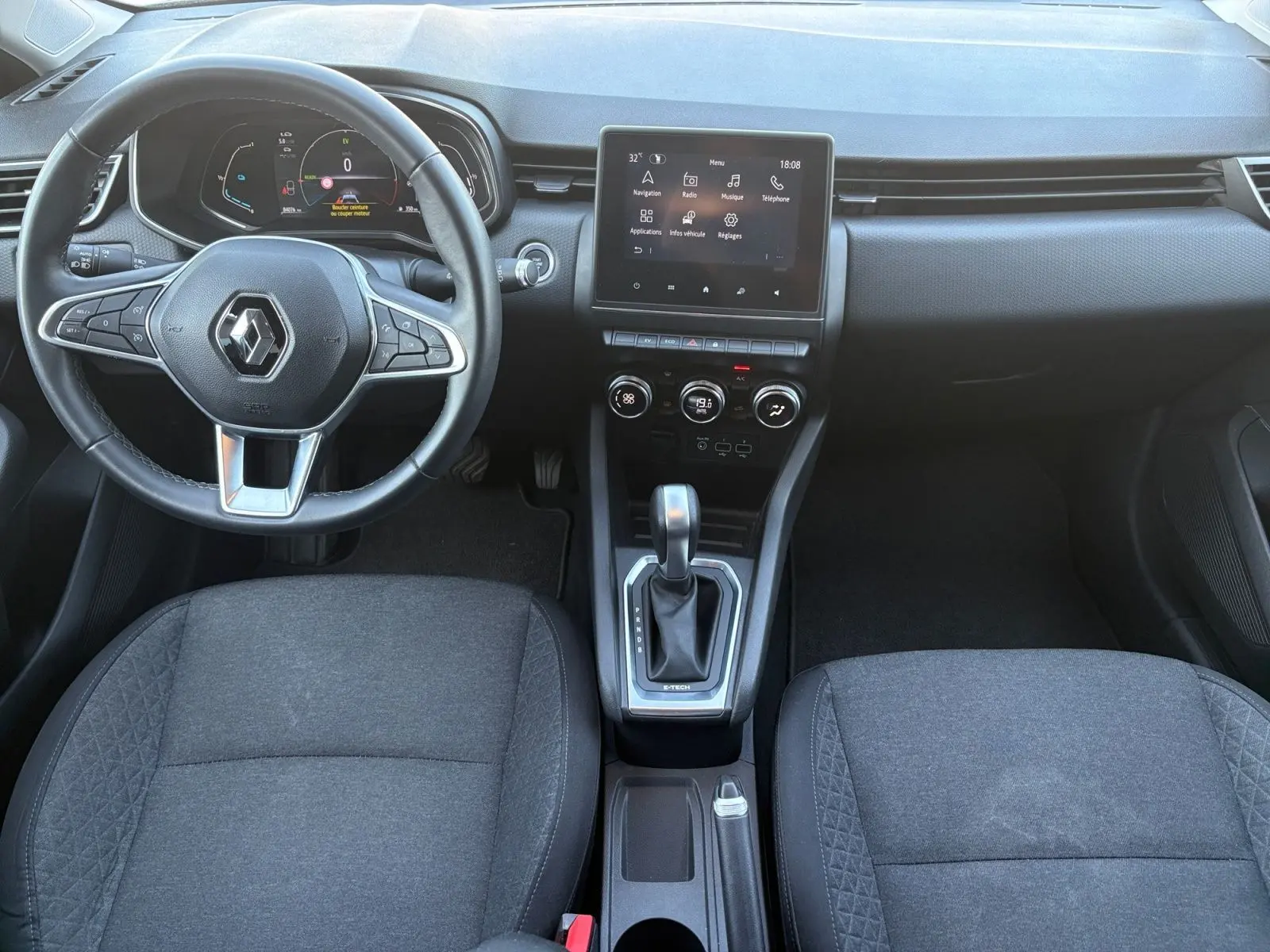 Vue intérieure frontale de la Renault Clio 1.6 E-TECH Business 2021, avec volant multifonction et écran tactile central.
