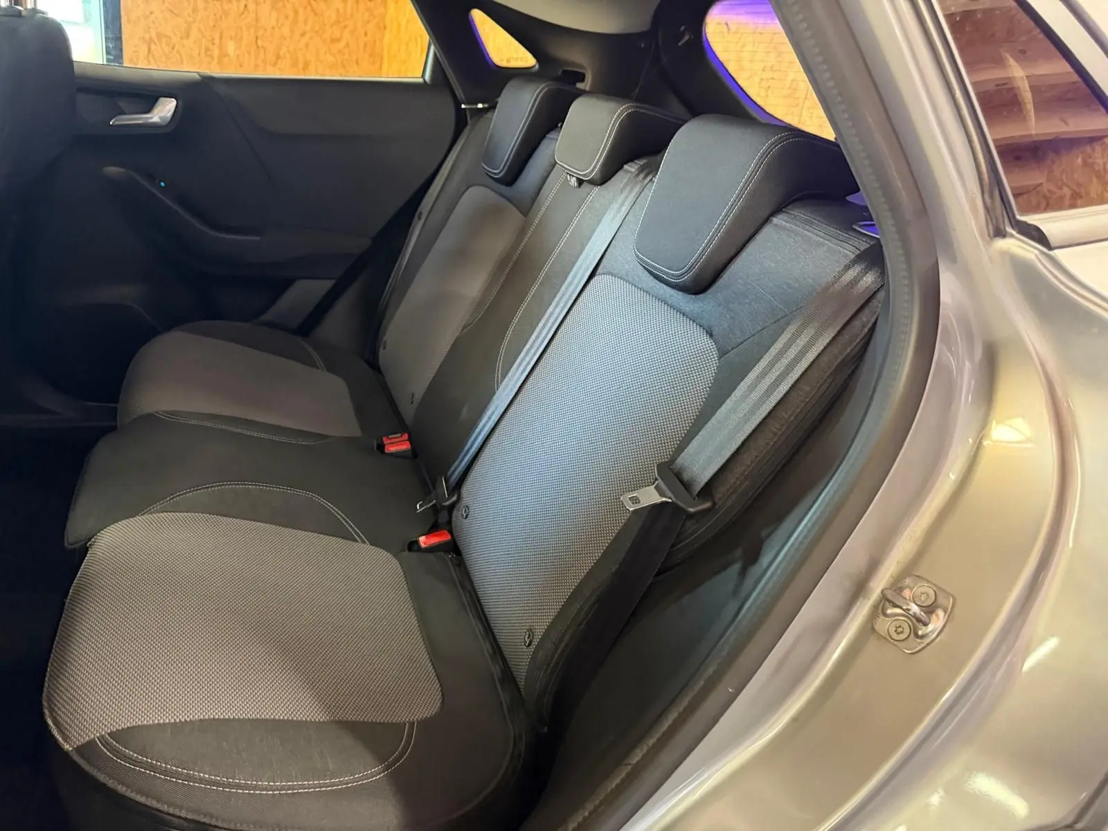 Vue intérieure côté droit des sièges arrière en tissu noir et gris du Ford Puma gris 2021, version Titanium.
