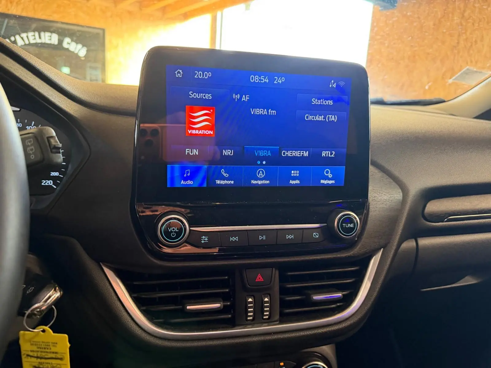 Vue intérieure centrée sur l'écran tactile multimédia du tableau de bord du Ford Puma 2021 finition Titanium.